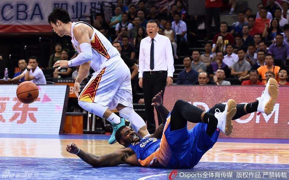 深圳猎豹主场退四川,鹰王首秀显神通难救主 龙岗大运中心体育馆灯光璀璨,深圳烈豹队在漫天金色彩带中登场,现场气氛热烈如同炸开的油锅。