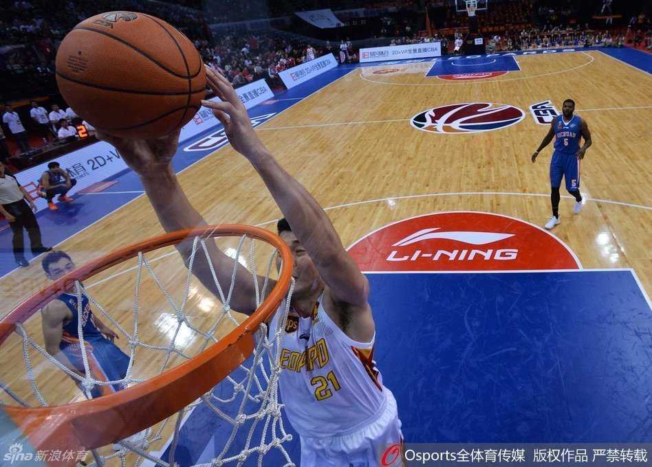 深圳猎豹主场退四川,鹰王首秀显神通难救主 深圳队李慕豪如同出膛炮弹般腾空而起,单臂战斧式劈扣炸裂四川队篮筐,展现了新一代中国内线的劲爆身体素质。
