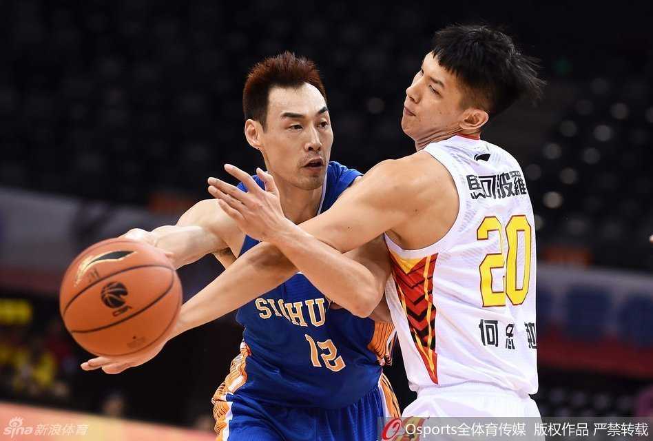 深圳猎豹主场退四川,鹰王首秀显神通难救主 防守悍将何忠勉如同牛皮糖一般死死缠住四川射手孟达,双臂张开形成一道密不透风的屏障,让孟达的每一次接球都无比艰难。