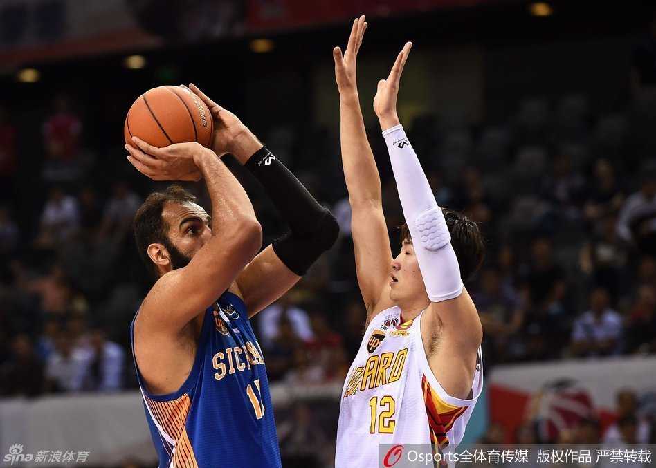 深圳猎豹主场退四川,鹰王首秀显神通难救主 山东队陶汉林与同曦外援布莱尔在内线展开肌肉碰撞的肉搏战,布莱尔用粗壮的手臂死死卡住位置,陶汉林则寸土不让地奋力顶防,肌肉碰撞声仿佛穿透屏幕。