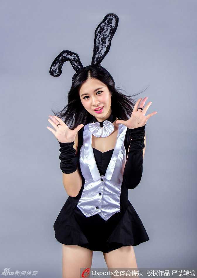 深圳男篮主场现梦幻兔女郎 篮球宝贝魅惑助威盼连胜 篮球宝贝面对镜头俏皮地眨眼,摆出可爱的姿势,她身上精致的兔女郎装饰和灿烂的笑容,让人感受到扑面而来的青春活力。