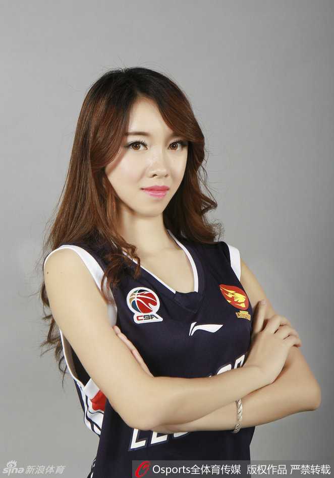 青春的气息扑面而来，篮球宝贝们手搭着手，团结一心，用最饱满的热情宣告：深圳，必胜！