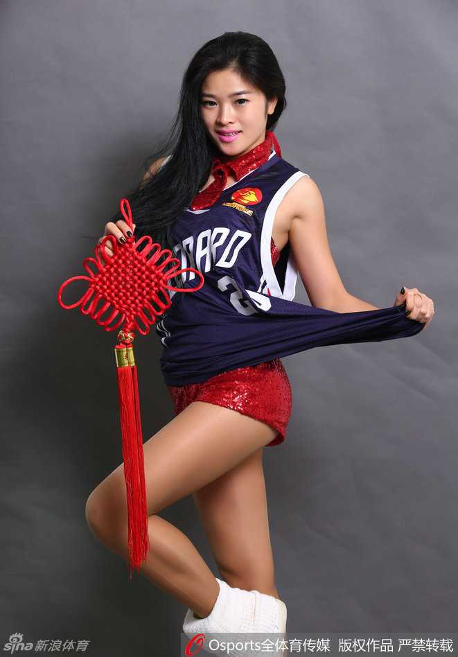 高冷范儿！篮球宝贝凝视镜头，红唇与完美曲线彰显青春活力，猴年大吉。