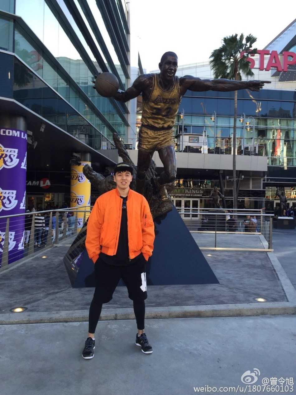 清华学霸后卫的赴美逐梦记:曾令旭见证科比传奇最后一季 曾令旭模仿着魔术师约翰逊铜像的神韵,在斯台普斯广场前留下一张跨越时空的合影,仿佛在汲取NBA传奇控卫的篮球智慧