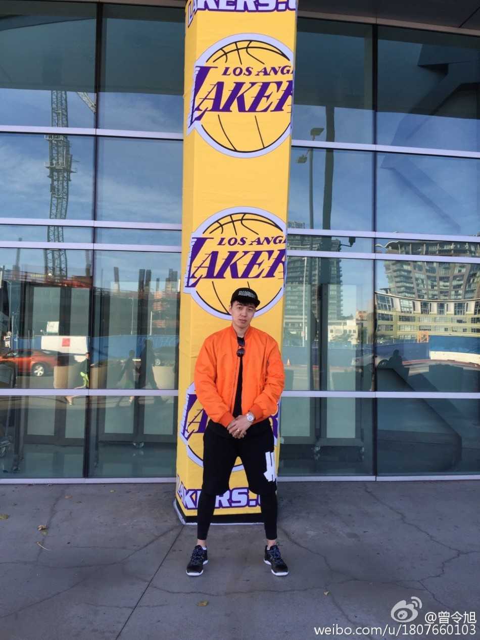 清华学霸后卫的赴美逐梦记:曾令旭见证科比传奇最后一季 在快船队训练基地的硬木地板上,曾令旭正进行着高强度的控球练习,汗水浸透球衣,每一个动作都透着清华学霸的严谨与自律