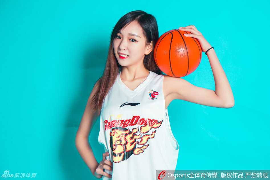 清纯活力绽放赛场 广东宏远宝贝半决赛靓丽助威 比赛暂停间隙,宏远宝贝们面向观众席摆出可爱的造型,清纯的笑容极具感染力,她们是激烈比赛中让观众放松心情的靓丽风景线