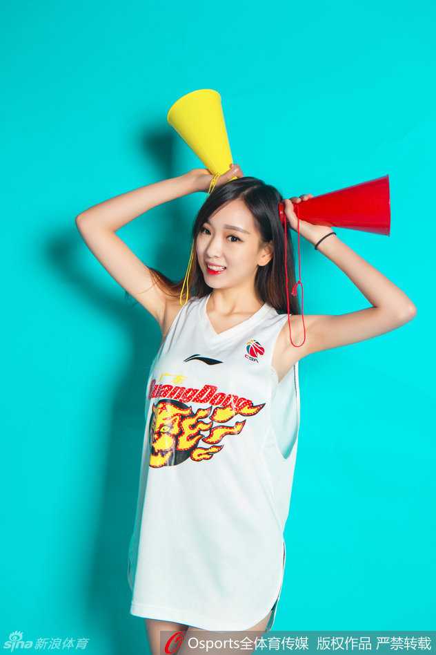 清纯活力绽放赛场 广东宏远宝贝半决赛靓丽助威 在聚光灯的照耀下,这位宏远宝贝的侧颜显得格外清纯,她挥舞着手中的彩球,动作轻盈而有力,仿佛一朵在赛场边盛开的青春之花