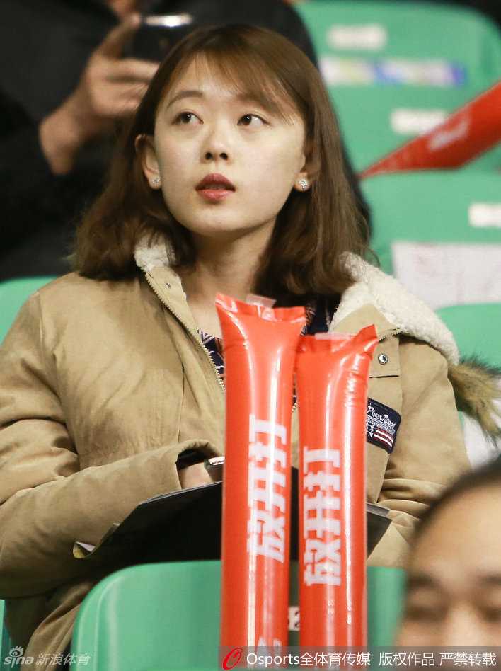 温情与遗憾交织的总决赛舞台 中场休息时,一位戴着棒球帽的美女球迷似乎察觉到了镜头的存在,下意识地用手整理着帽檐,动作中带着一丝少女的羞涩与俏皮。