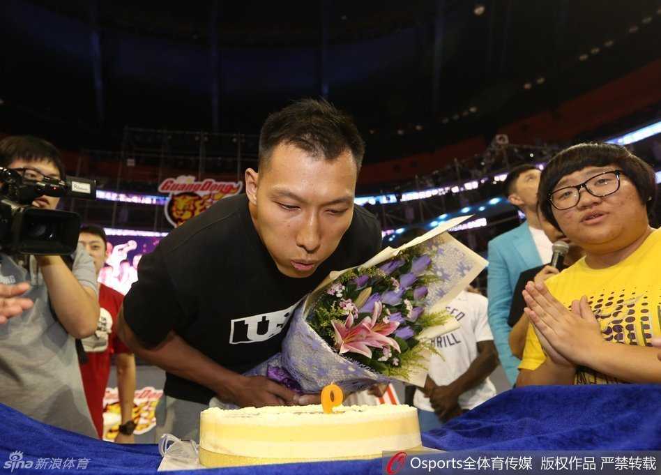 温情满溢东风日产文体中心 易建联与千名球迷共筑宏远嘉年华记忆 在全场数千名球迷温暖的生日歌声中,一个精美的生日蛋糕被推到场中央,易建联闭上眼睛,郑重许下心愿,现场气氛温馨而感人。