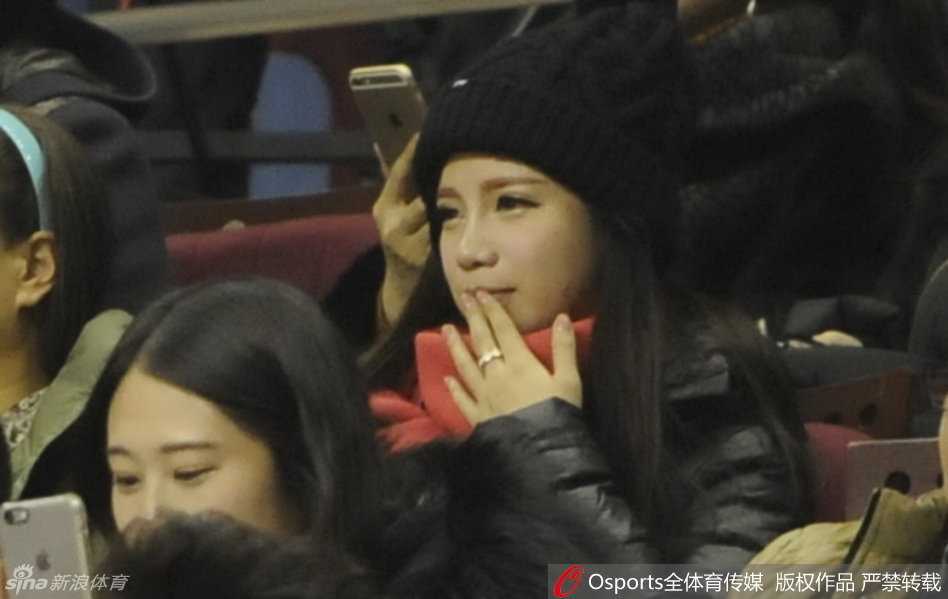 温情瞬间:郭艾伦女友与父母现场见证辽宁队关键战役 王俪婷与郭妈妈并肩而坐,两人神情同步地关注着场上的局势,如同母女般亲密,这温馨的一幕也印证了王俪婷早已融入郭家的生活。