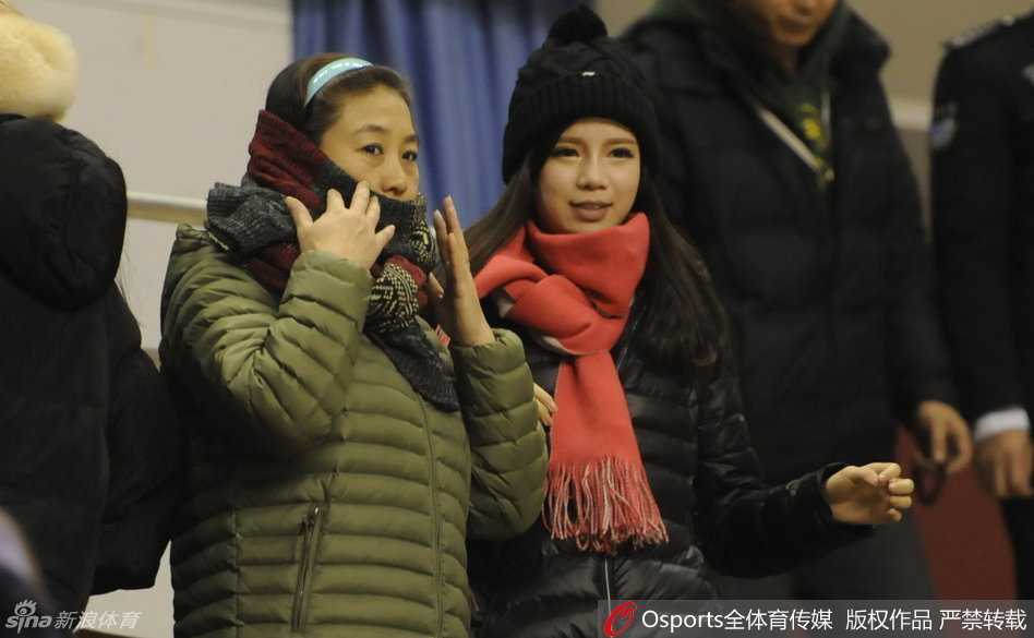 温情瞬间:郭艾伦女友与父母现场见证辽宁队关键战役 郭艾伦女友王俪婷身着便装坐在看台上,眼神专注地望向场内,嘴角带着浅浅的笑意,仿佛在用目光传递着无声的鼓励与支持。