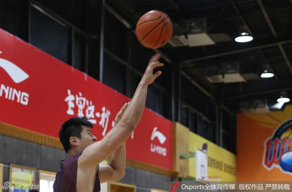 在短暂的休息时间里，吉喆站在场边若有所思，汗水湿透了他的球衣。他盯着远处的篮筐，仿佛在复盘刚才的每一次出手，这种认真琢磨的神情，正是他作为职业射手追求完美的写照。