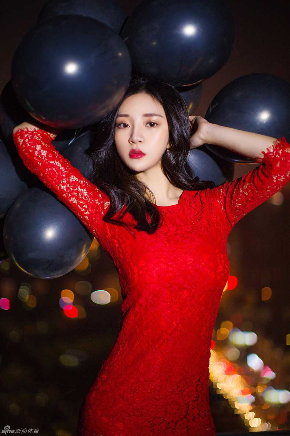 湖南MZ啦啦队“小柳岩”火红绽放 篮球宝贝的百变魅力 她侧身而立,一袭红裙勾勒出曼妙身姿,玉手轻托精致的下巴,眼神温柔地望向镜头,仿佛在与观者进行一场无声的对话。