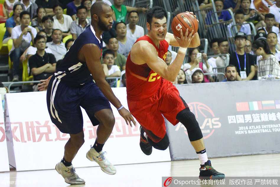 湘北岳阳战美联,廉明持球跳投间:2016国奥男篮热身赛回顾 廉明在三分线外从容持球,面对美国队高大的防守者,他压低重心,双眼如炬扫描着场上的队友位置,准备发动一次关键的进攻。