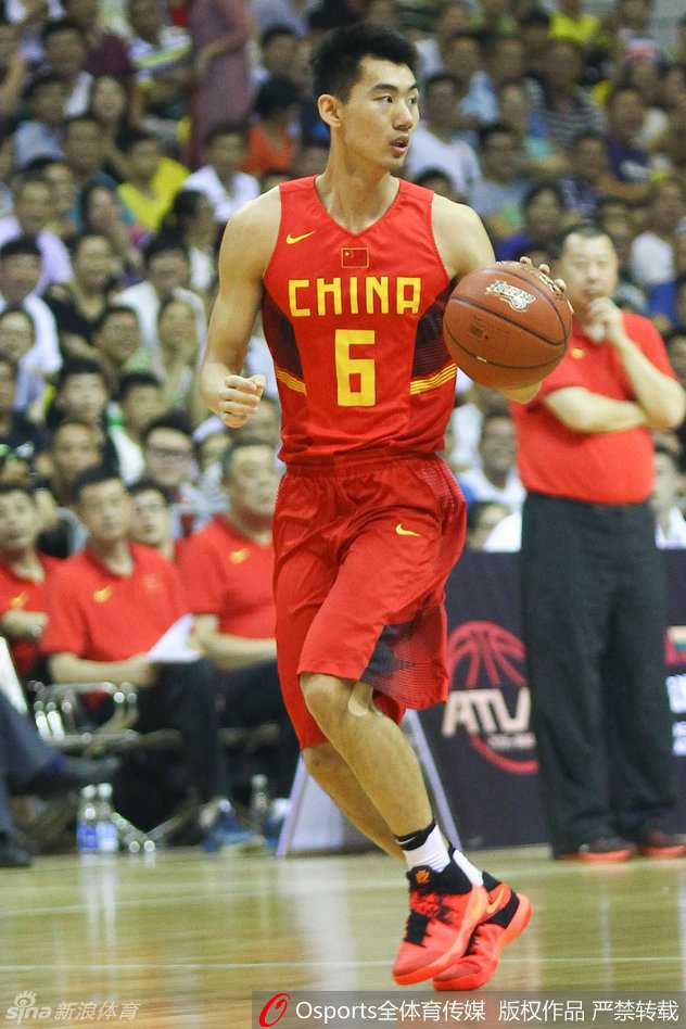 湘北岳阳战美联,廉明持球跳投间:2016国奥男篮热身赛回顾 摆脱防守后,廉明高高跃起,在最高点将球柔和地拨出,完成了一次标准的跳投出手,篮球在空中划出一道美丽的弧线飞向篮筐。