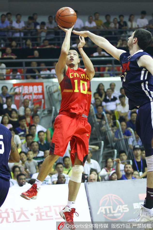 湘北岳阳战美联,廉明持球跳投间:2016国奥男篮热身赛回顾 廉明在跑动中高高跃起,稳稳将球接住,这一连串的动作流畅而有力,展现了一名锋线球员扎实的基本功和良好的竞技状态。