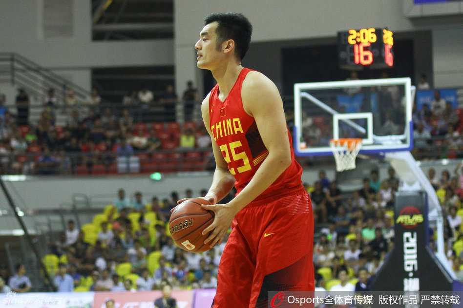 湘北岳阳战美联,廉明持球跳投间:2016国奥男篮热身赛回顾 面对美国队球员如巨塔般伸出的封盖手掌,廉明毫无惧色,他利用逼真的假动作晃开防守重心,眼神中透露出超越年龄的沉稳与果敢。