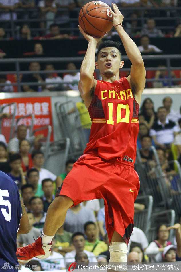 湘北岳阳战美联,廉明持球跳投间:2016国奥男篮热身赛回顾 在完成一次精彩的持球进攻后,廉明目送篮球空心入网,他的目光坚定而专注,仿佛在告诉所有人,每一次对抗和出手,都是为了那一瞬间的胜利渴望。
