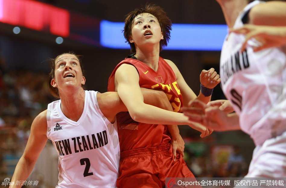 邵婷在行进间巧妙传球，撕开了对手的防线，团队篮球的理念在这场大胜中体现得淋漓尽致。