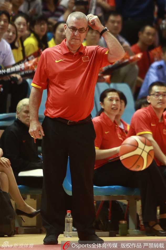 老将陈楠稳稳站上罚球线，眼神坚毅，她的每一次触球都能带给年轻队员无限信心。