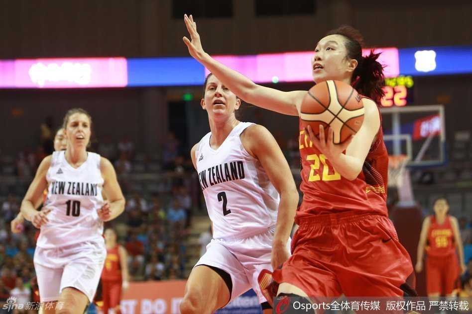 尽管分差巨大，但新西兰队员依然没有放弃，奋力起跳试图封盖中国队的投篮。