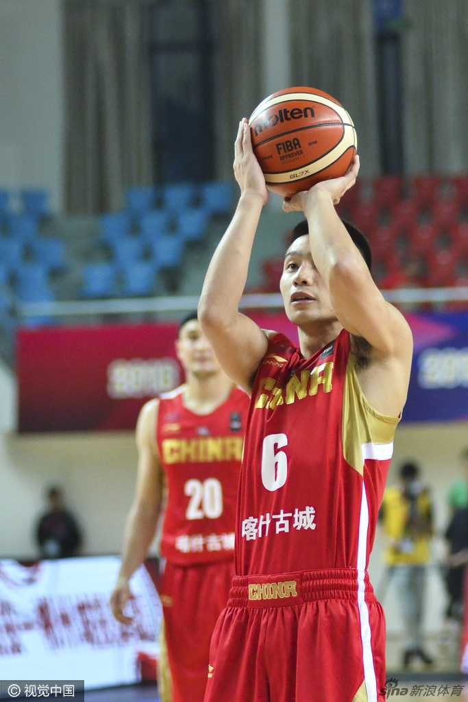 周琦在罚球瞬间，眼神坚毅地盯着篮筐，全场鸦雀无声，这一球的轨迹将直接决定球队士气的高低。