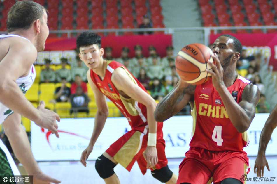 面对扑防而来的对手，周琦没有丝毫犹豫，一个标志性的急停跳投，长臂高高举起，篮球如同精准的炮弹越过防守指尖。