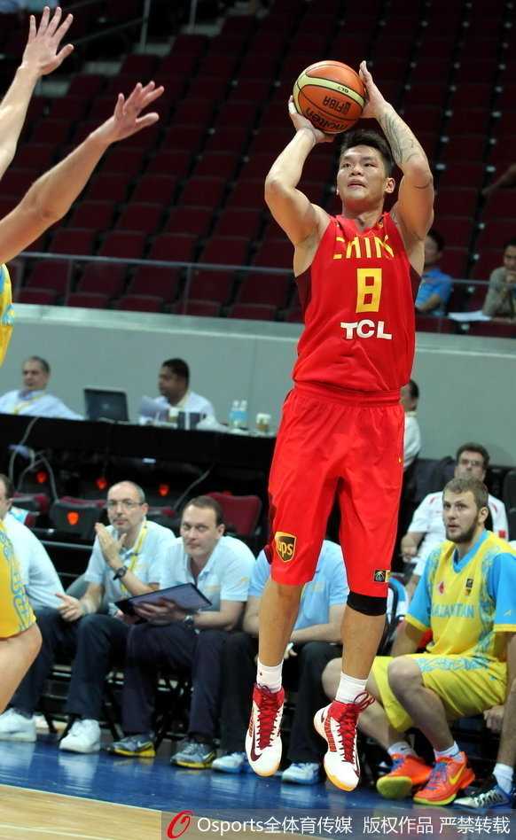 湘江血与火:中国男篮的救赎之路 身披国家队战袍的陈江华,在面对哈萨克斯坦的严密防守时,依然选择坚定地持球突破,试图撕裂对手的防线。