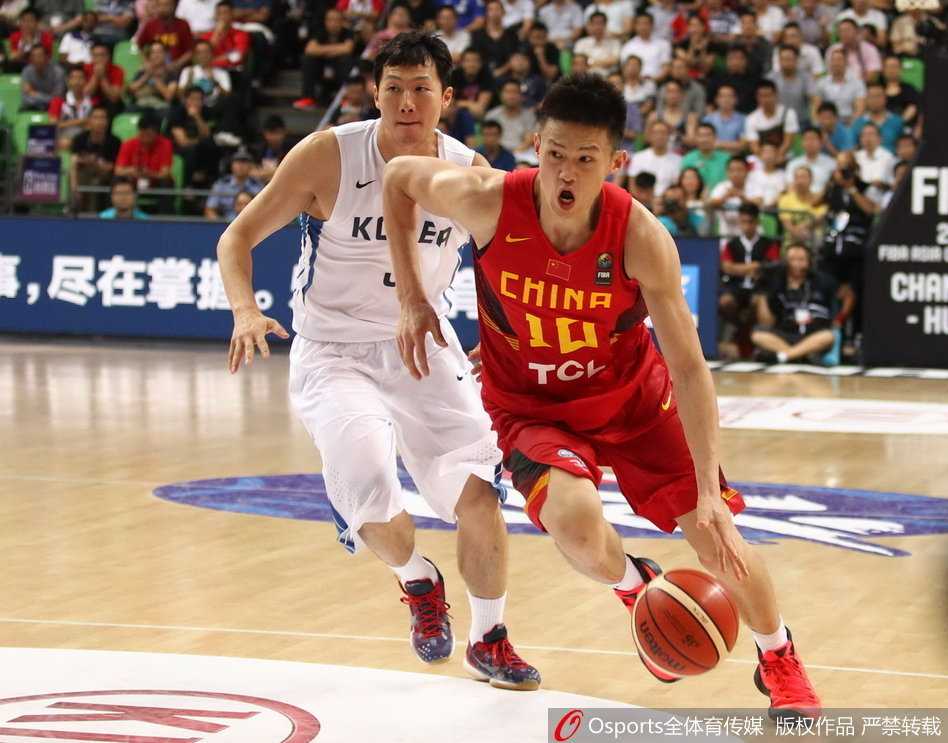 湘江血与火:中国男篮的救赎之路 郭艾伦面对黎巴嫩队的防线,一个漂亮的变向后杀入内线,在空中与对手发生身体对抗后依然稳稳将球放入篮筐。