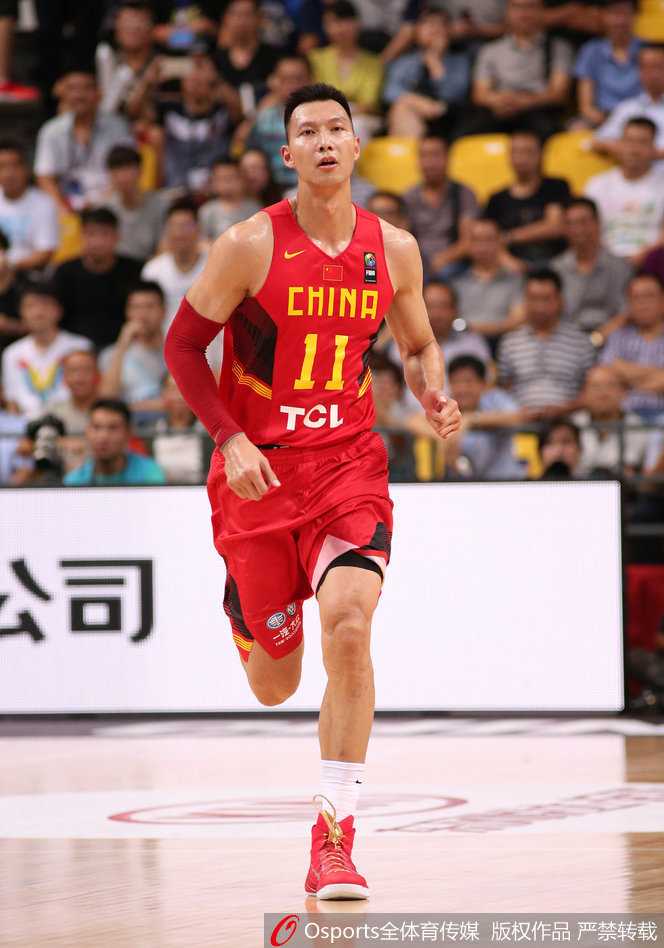 湘江血与火:中国男篮的救赎之路 在长沙主场球迷的山呼海啸中,易建联高高跃起,像展开翅膀的雄鹰,以一记势大力沉的单手劈扣终结进攻,点燃了全场激情。