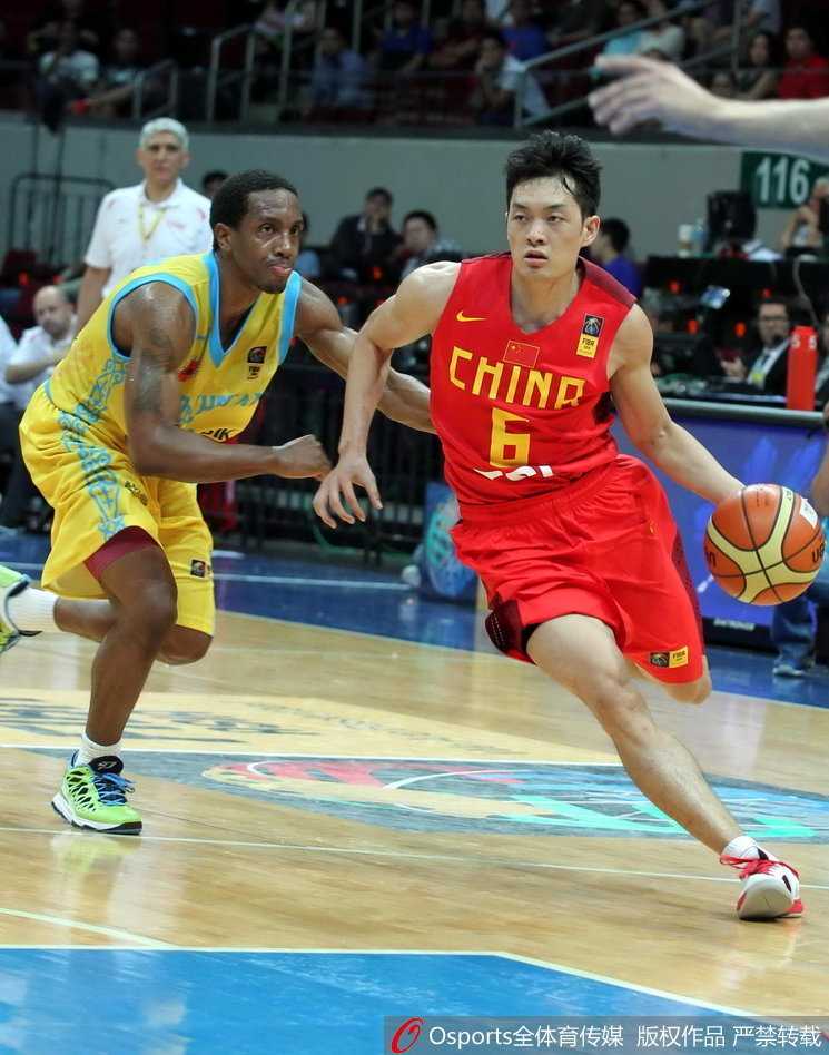 湘江血与火:中国男篮的救赎之路 王仕鹏在三分线外虚晃一枪,晃开哈萨克斯坦的防守人后,稳稳地出手投篮,眼神中透露出杀手本色。