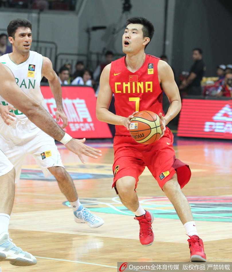 湘江血与火:中国男篮的救赎之路 面对哈萨克斯坦球员的贴身紧逼,朱芳雨在三分线外果断出手,皮球划过一道美妙的弧线直钻网窝,这是他全场第三个三分球。