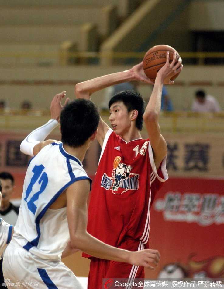 潜龙出渊:从辽少帅到国青脊梁的峥嵘岁月 稚气未脱却眼神坚毅的少年们,在2011年U16训练赛决赛中奋力拼抢,每一次篮板球的争抢都是对未来的宣誓。