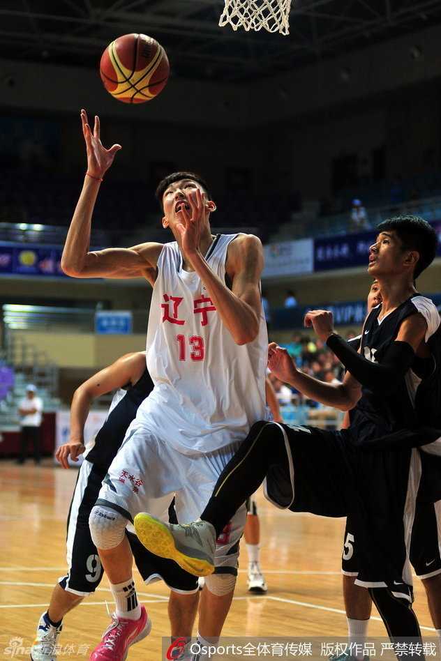 潜龙出渊:从辽少帅到国青脊梁的峥嵘岁月 CBA全明星的璀璨灯光下,年轻球员以一记势大力沉的单手劈扣,将北区星锐队的激情彻底点燃,全场沸腾。