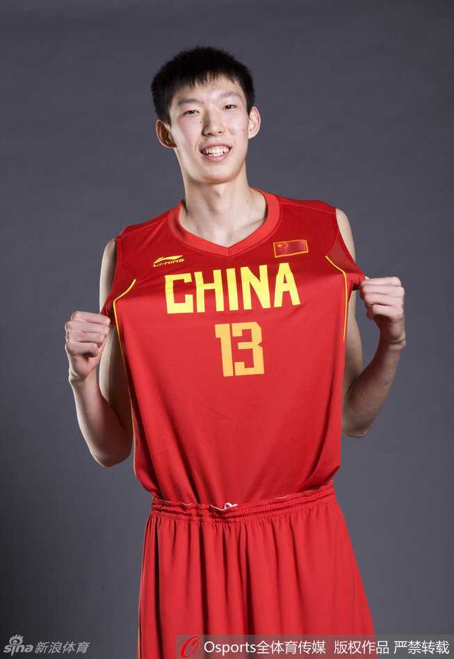 潜龙出渊:从辽少帅到国青脊梁的峥嵘岁月 全运会的赛场上,身披辽宁战袍的少年高高跃起,指尖轻拨,篮球在空中划出一道属于青年冠军的荣耀轨迹。