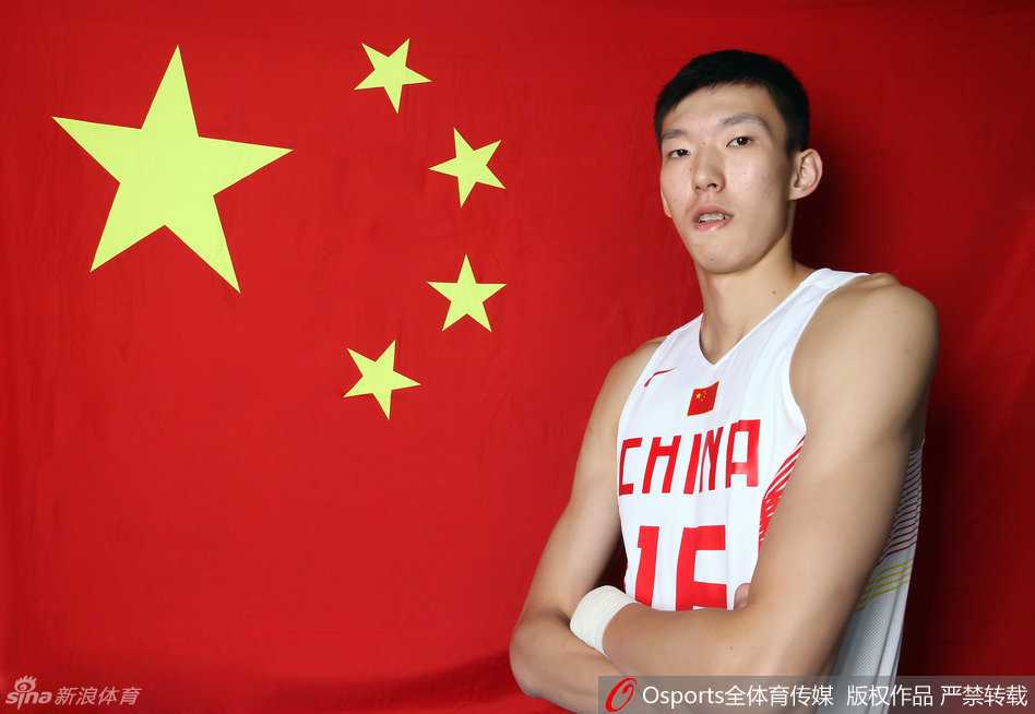 潜龙出渊:从辽少帅到国青脊梁的峥嵘岁月 全明星正赛中,北方队后卫如闪电般撕裂防线,以一记不看人传球助攻队友,诠释了何为顶尖球员的写意与默契。