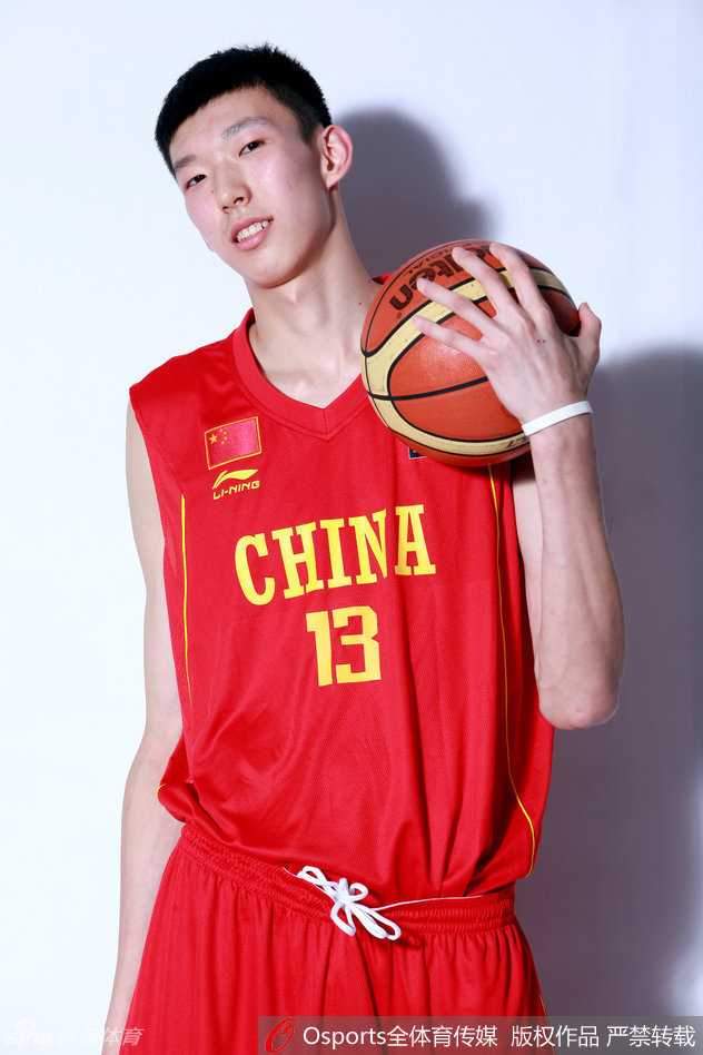 潜龙出渊:从辽少帅到国青脊梁的峥嵘岁月 2016年全明星周末,昔日的U16冠军成员如今已是CBA赛场上呼风唤雨的明星,他在球员通道中神情笃定,静待登场。