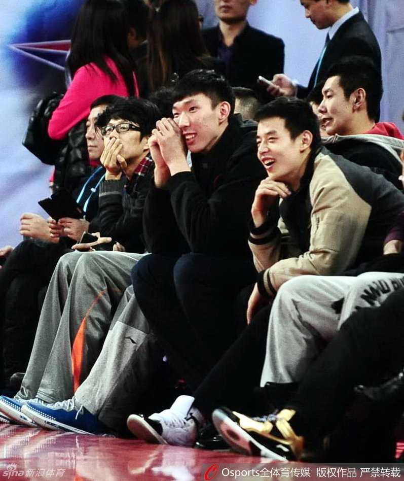 潜龙出渊:从辽少帅到国青脊梁的峥嵘岁月 新年将至,曾经并肩作战的国青队友们欢聚一堂,手持春联,用灿烂的笑容向支持他们的球迷传递最温暖的祝福。