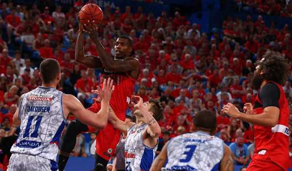 澳洲NBL战报:墨尔本加时惜败,珀斯险胜阿德莱德,新西兰破坏者双杀对手 珀斯野猫队 Casey Prather 迎着防守强势上篮,现场气氛热烈,比分牌显示双方分数紧咬