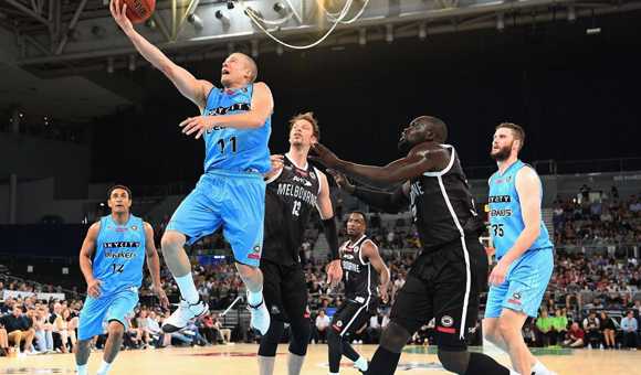 澳洲NBL战报:墨尔本加时惜败,珀斯险胜阿德莱德,新西兰破坏者双杀对手 墨尔本联队球员在加时赛中奋力突破,脸上写满不甘与坚毅,全场球迷屏息凝视