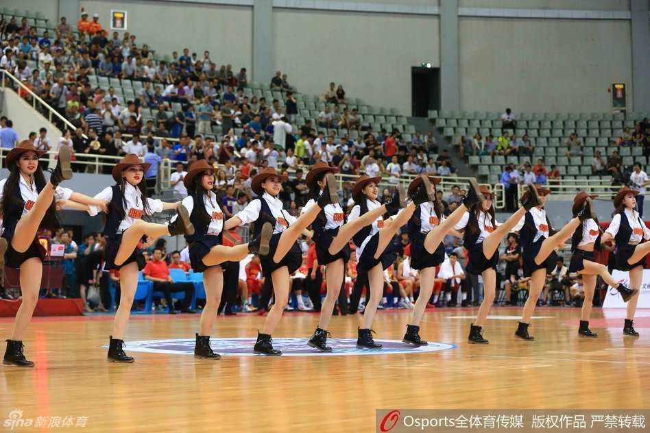 随着劲爆的音乐响起，一位篮球宝贝高高跃起，马尾辫在空中划出优美的弧线，她自信的笑容仿佛能融化一切紧张气氛。