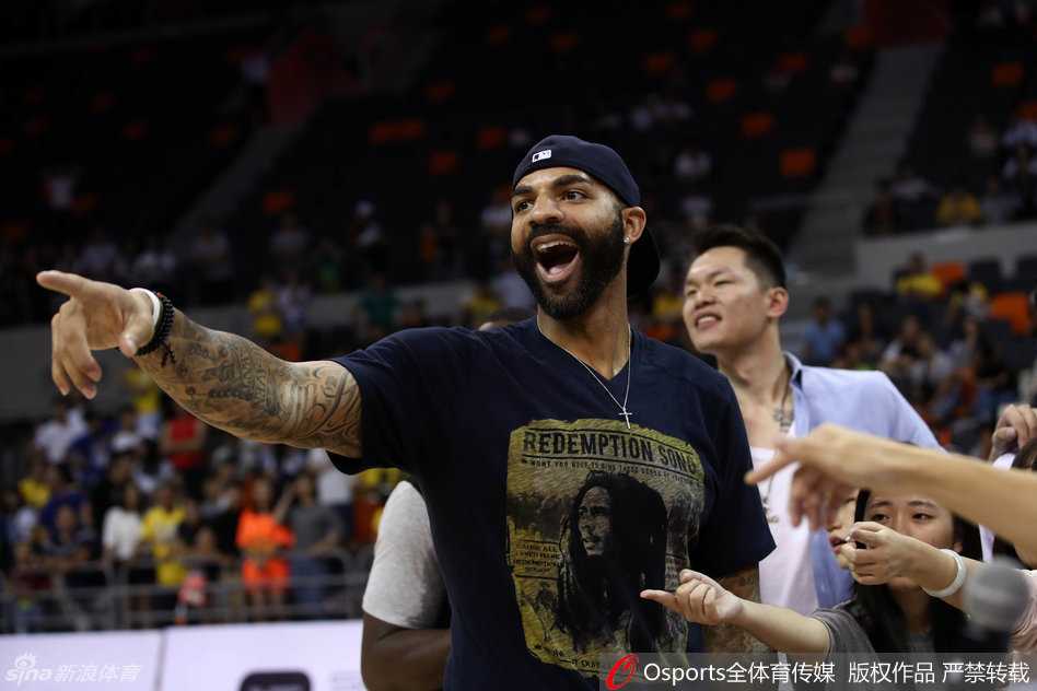 广东队的小将赵睿在场上持球突破，他眼神坚毅，充满了年轻球员特有的朝气与拼搏精神。