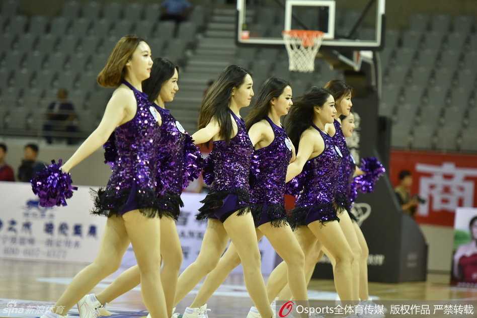 激情飞扬定格经典瞬间:回顾2016年沈阳国际男篮精英赛上的篮球宝贝 篮球宝贝们以一身亮眼的时尚装扮华丽登场,飘逸的长发在聚光灯下闪闪发光,瞬间点燃全场期待