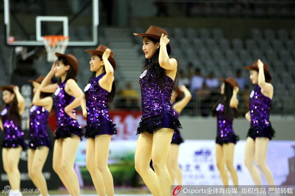 激情飞扬定格经典瞬间:回顾2016年沈阳国际男篮精英赛上的篮球宝贝 在节奏感十足的音乐中,队员们保持着完美的整齐队形,犹如一幅流动的青春画卷在球场中央展开