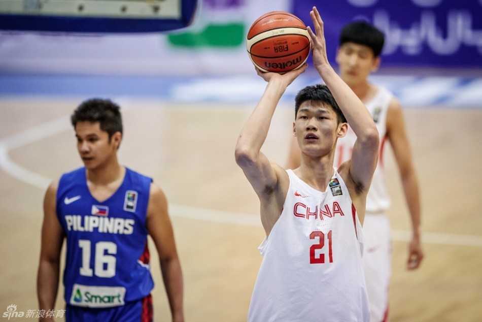 激战德黑兰:胡金秋内线擎天,国奥男篮力克菲律宾闯关成功 胡金秋面对菲律宾队员的围堵,犹如铁塔般屹立内线,冷静地用一记小勾手将球送入篮筐