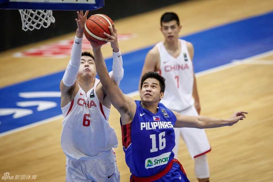 激战德黑兰:胡金秋内线擎天,国奥男篮力克菲律宾闯关成功 中国球员们筑起铜墙铁壁,用密不透风的团队防守,让对手的每一次进攻都无功而返