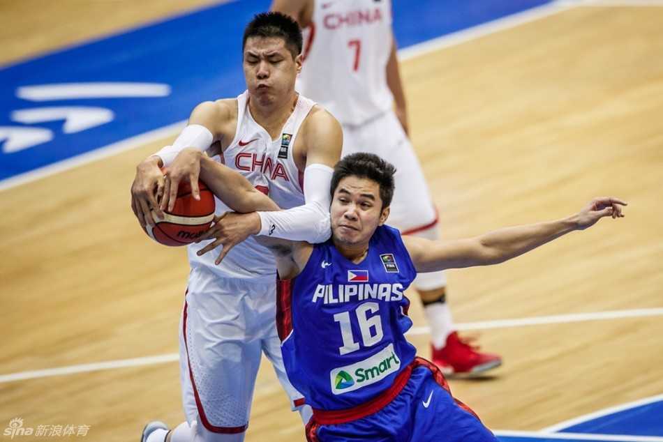 激战德黑兰:胡金秋内线擎天,国奥男篮力克菲律宾闯关成功 赵大鹏在身体失去平衡前奋力将球投出,眼神中满是对胜利的渴望与坚定