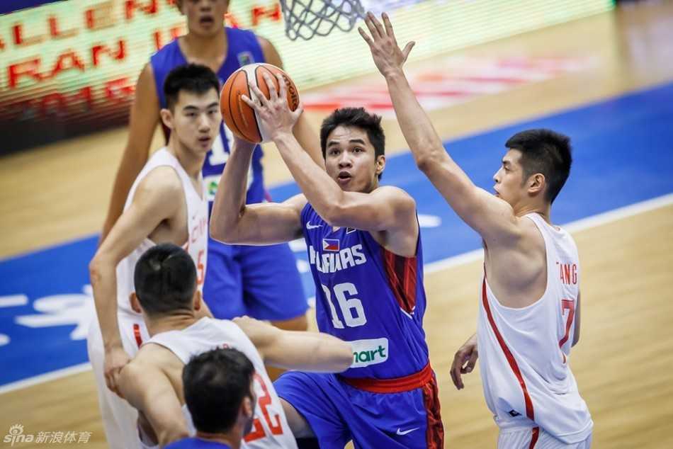 激战德黑兰:胡金秋内线擎天,国奥男篮力克菲律宾闯关成功 方硕眼神犀利,运球穿越菲律宾队的重重围堵,以迅雷不及掩耳之势杀向内线准备上篮