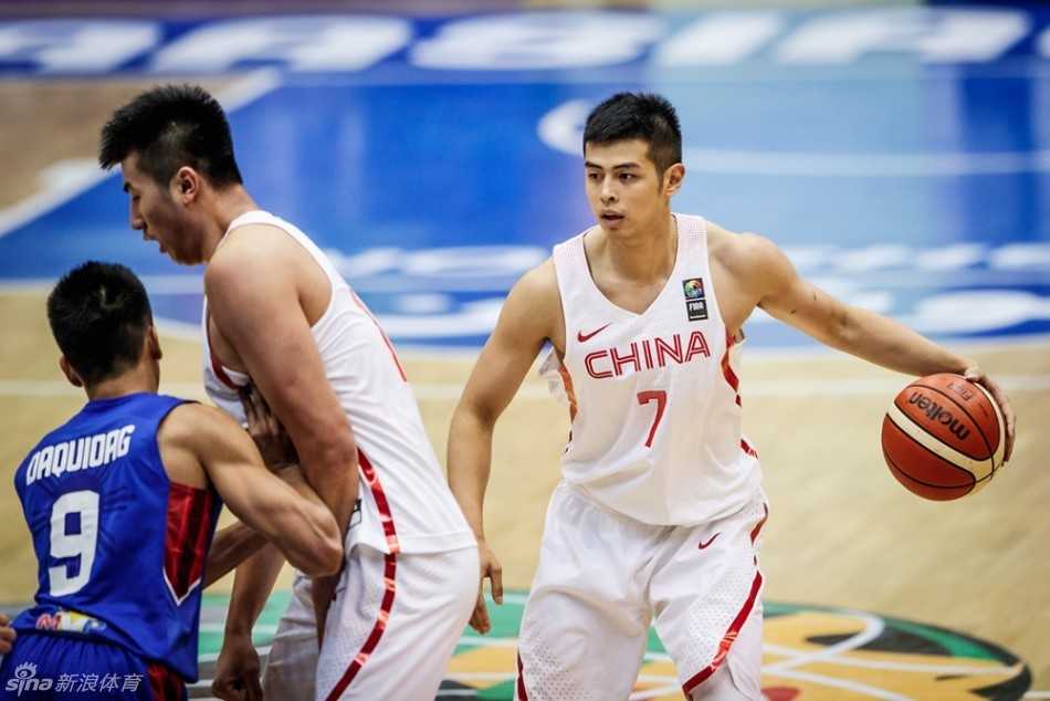 激战德黑兰:胡金秋内线擎天,国奥男篮力克菲律宾闯关成功 贺天举高高跃起,手腕轻柔一拨,篮球划出完美弧线,在对手头顶完成一次教科书般的投篮