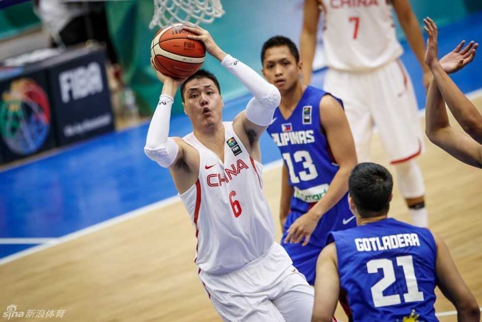 激战德黑兰:胡金秋内线擎天,国奥男篮力克菲律宾闯关成功 胡金秋在严密防守下强行起跳上篮,身体在空中舒展,犹如展翅的大鹏